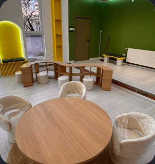 Calm TALENTA.KIDS small group area with natural materials and warm colours